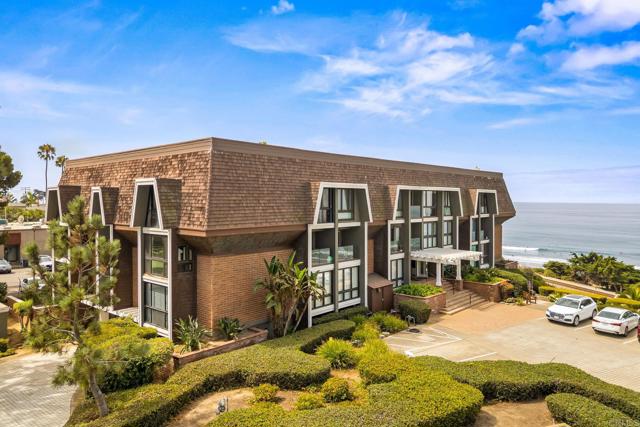 1552 Camino Del Mar, Del Mar CA: https://media.crmls.org/mediaz/f4c9f838-f16b-497b-81af-6a57888e04b4.jpg