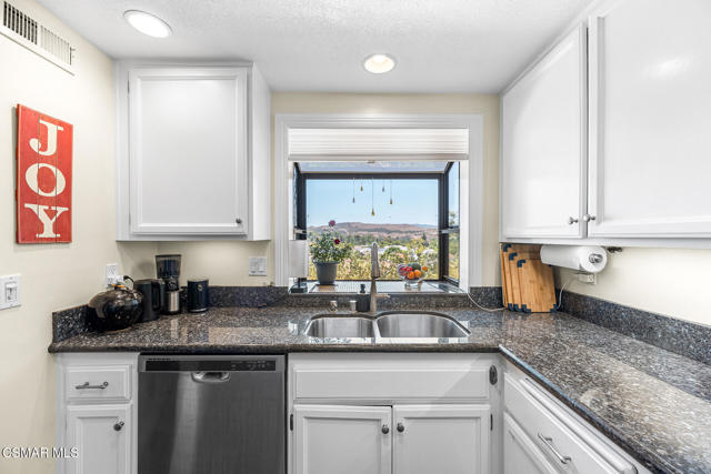 5720 Skyview Way, Agoura Hills CA: https://media.crmls.org/mediaz/f4ca4537-670a-434c-a063-9f0abca63e74.jpg