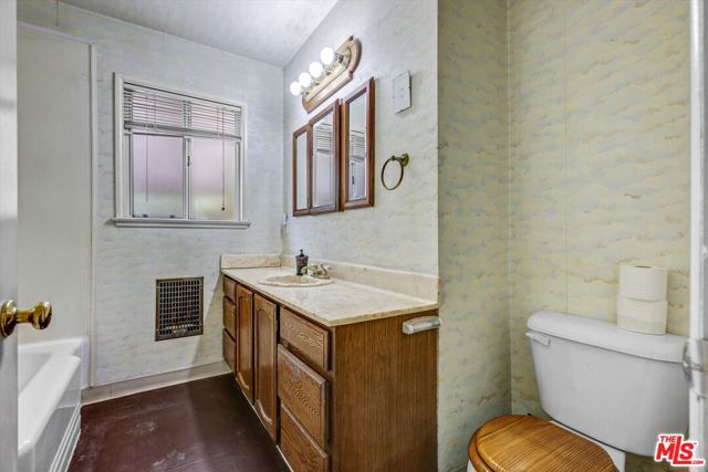 7903 Amestoy Avenue, Van Nuys CA: https://media.crmls.org/mediaz/f4ca77d5-8fb4-4d38-a093-63ebf9dcbfec.jpg
