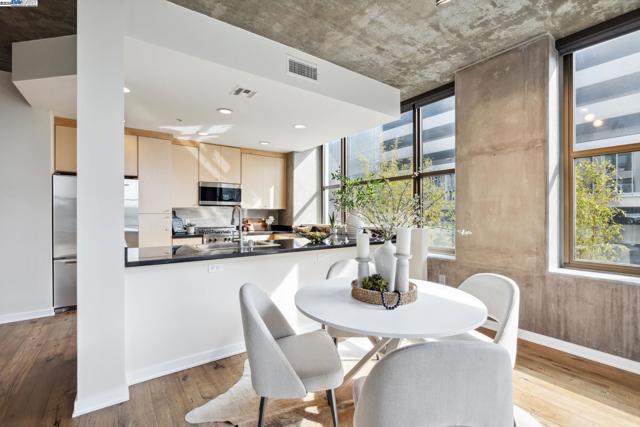 311 2nd St, Oakland CA: https://media.crmls.org/mediaz/f4ca8d17-2770-44d0-ad9d-ebb9c3f3f952.jpg
