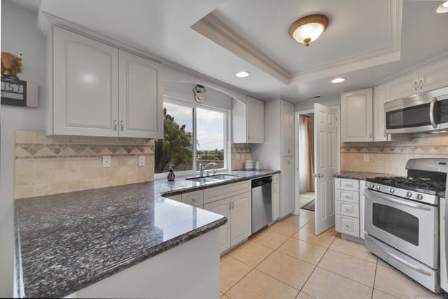 9959 Riverhead Dr, San Diego CA: https://media.crmls.org/mediaz/f4cad868-5237-41e3-800b-caa790a3a7f0.jpg