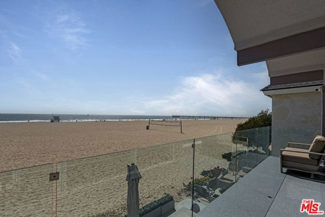 3806 Ocean Front Walk, Marina del Rey CA: https://media.crmls.org/mediaz/f4cc7e2a-8f74-4cb2-bcf3-046e092c1055.jpg
