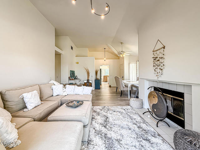 5965 Paseo Encantada, Camarillo CA: https://media.crmls.org/mediaz/f4ccbbfa-0f12-414d-96a3-c19df39231e5.jpg