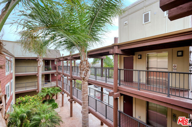 4250 Via Dolce, Marina del Rey CA: https://media.crmls.org/mediaz/f4ccff31-d7e1-48cc-886f-2e306bb583d5.jpg