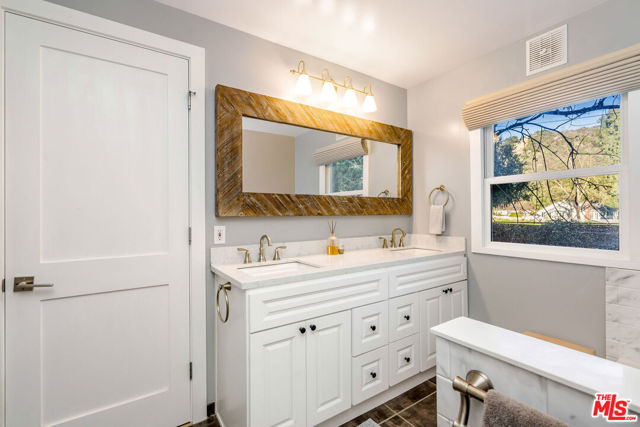 1514 Willow Drive, Topanga CA: https://media.crmls.org/mediaz/f4cd164b-6c5e-4ad4-81cb-967ca89fa4d5.jpg