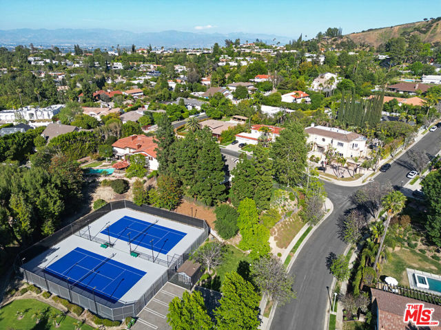 18141 Green Meadow Drive, Encino CA: https://media.crmls.org/mediaz/f4cd5853-072d-49da-8abf-e00abb3c1e13.jpg