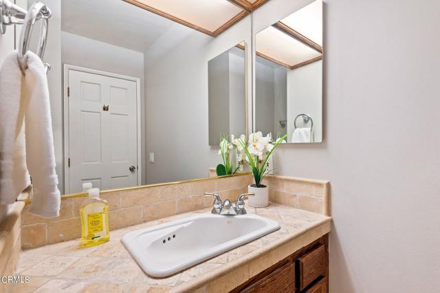 26-web-or-mls-26 - Powder Room