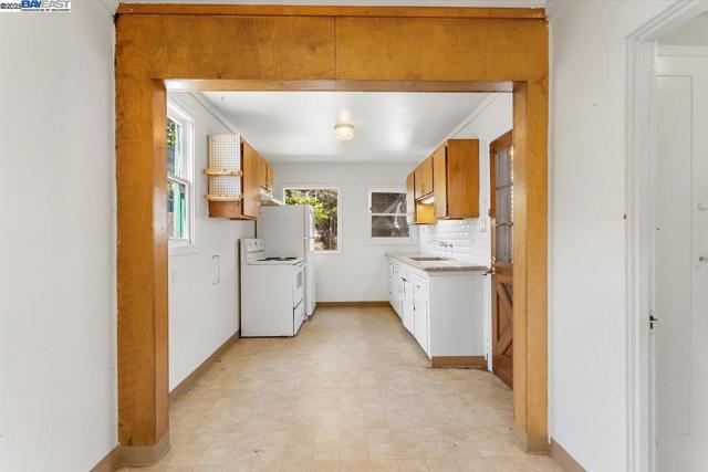 2255 Lincoln Ave., Alameda CA: https://media.crmls.org/mediaz/f4ceba6a-2020-4dea-917e-9378667d06e4.jpg