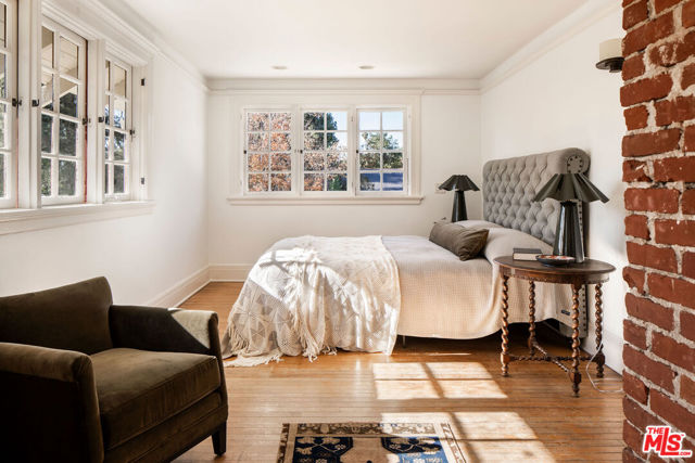 2107 Santa Rosa Avenue, Altadena CA: https://media.crmls.org/mediaz/f4cf1674-f172-46d4-910b-10309e637280.jpg