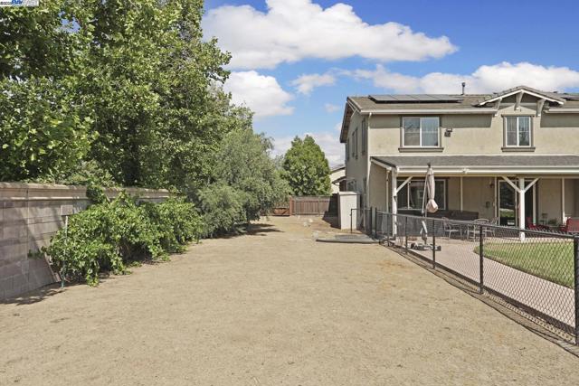 247 N Menlo Park Ct, Mountain House CA: https://media.crmls.org/mediaz/f4cf3528-9651-416f-9805-a1d01d01784a.jpg