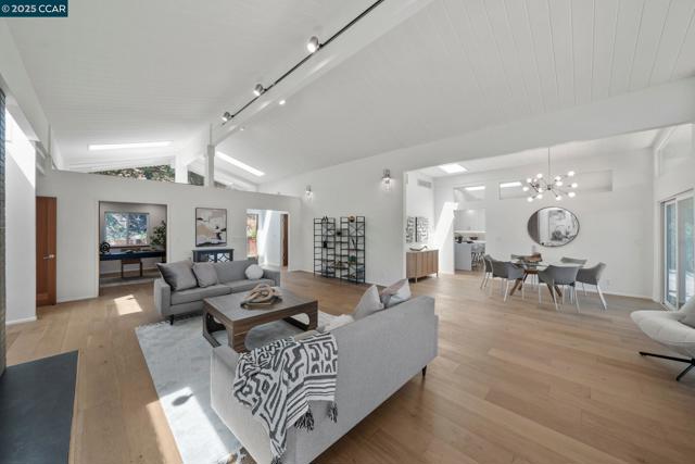233 Melody Ln, Orinda CA: https://media.crmls.org/mediaz/f4d03f2e-b2fc-4957-9ee1-279a36eb4684.jpg