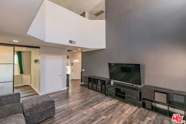 9400 Noble Avenue, North Hills CA: https://media.crmls.org/mediaz/f4d04018-1d2a-4be8-96f3-817d7d701ce9.jpg