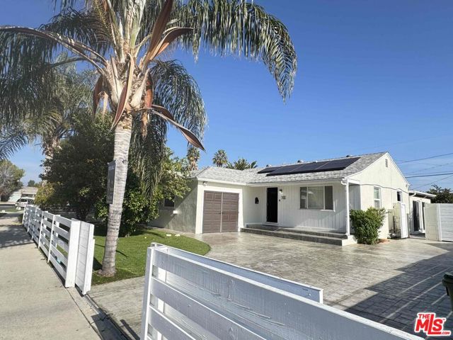 7516 Oakdale Avenue, Winnetka CA: https://media.crmls.org/mediaz/f4d0c50e-5053-430b-9c8a-faf231d35d5a.jpg