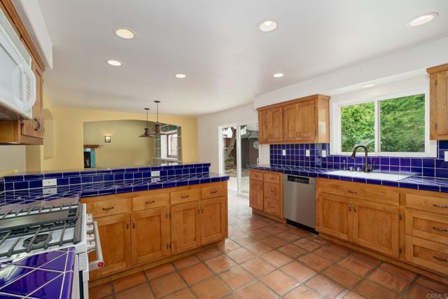Detail Gallery Image 13 of 64 For 398 Aliso St, Ventura,  CA 93001 - 4 Beds | 3/1 Baths