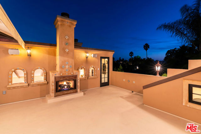 667 Santa Clara Avenue, Venice CA: https://media.crmls.org/mediaz/f4d3cdf7-79c1-44f8-a1c3-bb42d56919ee.jpg