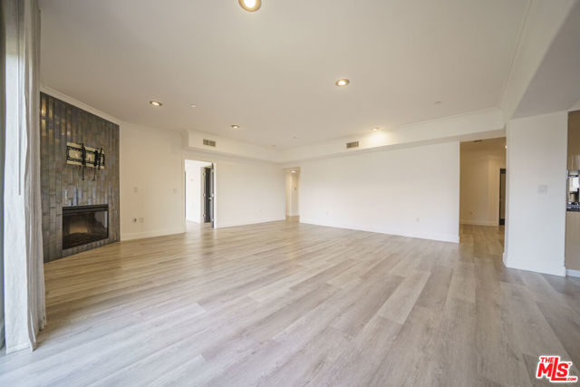 970 S St Andrews Place, Los Angeles CA: https://media.crmls.org/mediaz/f4d3ce0c-5edb-4b9f-97c8-93ce48cf3503.jpg