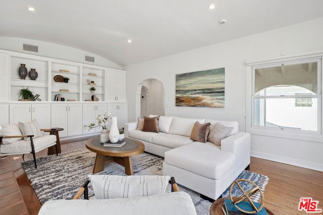 149 S Wetherly Drive, Beverly Hills CA: https://media.crmls.org/mediaz/f4d3d765-2a9a-4c4b-a212-b3c89ea98357.jpg