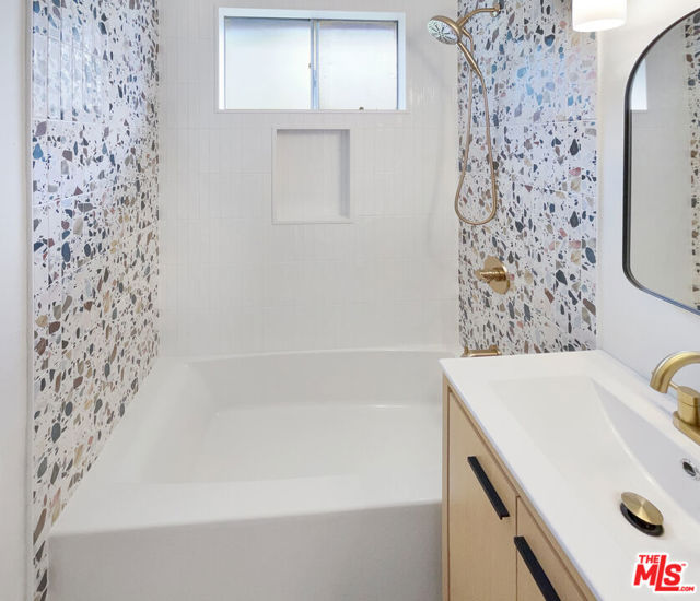 2909 10th Street, Santa Monica CA: https://media.crmls.org/mediaz/f4d4bfa5-3695-47c5-901f-53fe4ab6c435.jpg