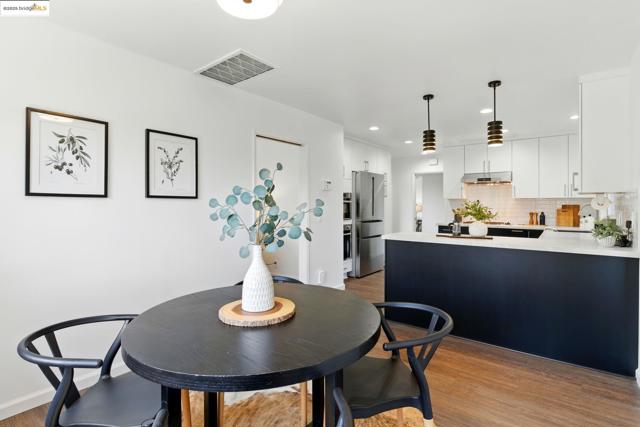 7927 Phaeton Dr, Oakland CA: https://media.crmls.org/mediaz/f4d5227c-b3a1-43f2-af97-451ee49b1fdc.jpg