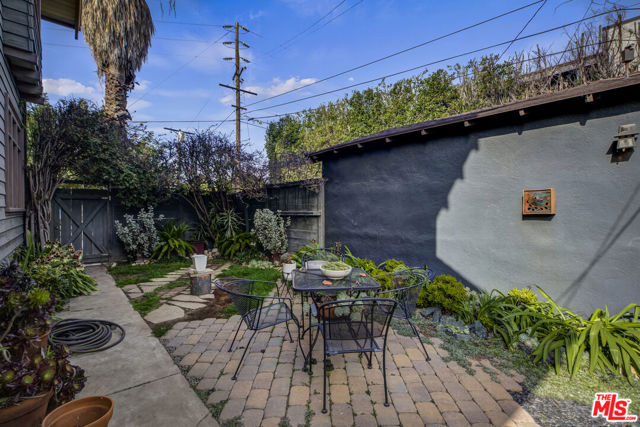 2102 W 24th Street, Los Angeles CA: https://media.crmls.org/mediaz/f4d57e39-74b7-4fdf-9136-155e2b4bb1eb.jpg