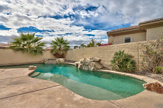 153 Merano Way, Palm Desert CA: https://media.crmls.org/mediaz/f4d58dd1-be9b-478e-95ae-1d407a6cb4d7.jpg