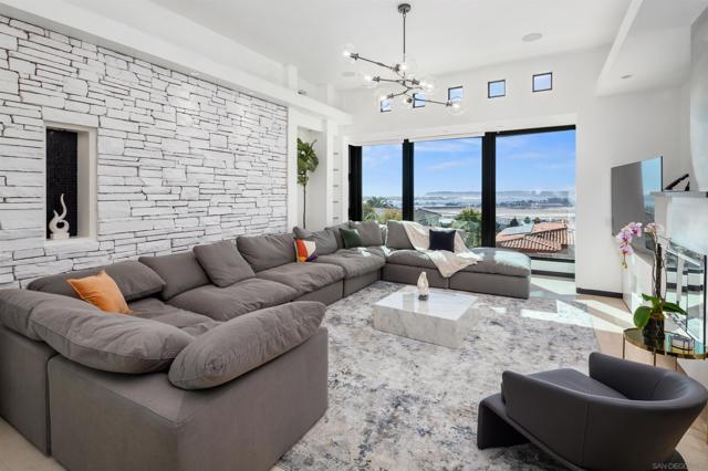 3515 Union St, San Diego CA: https://media.crmls.org/mediaz/f4d5e7e0-8ce6-418c-aae3-d0b57096b7d9.jpg