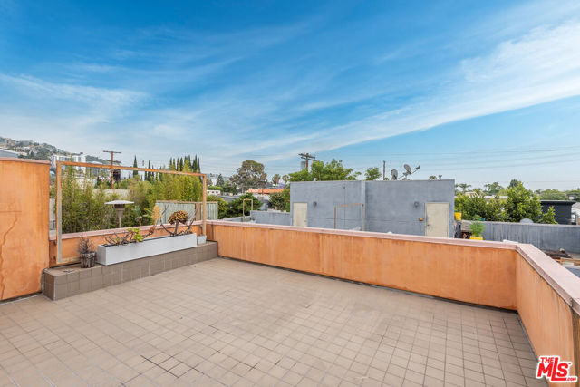 900 N West Knoll Drive, West Hollywood CA: https://media.crmls.org/mediaz/f4d696bc-ac55-4023-856e-243b0cc495cd.jpg
