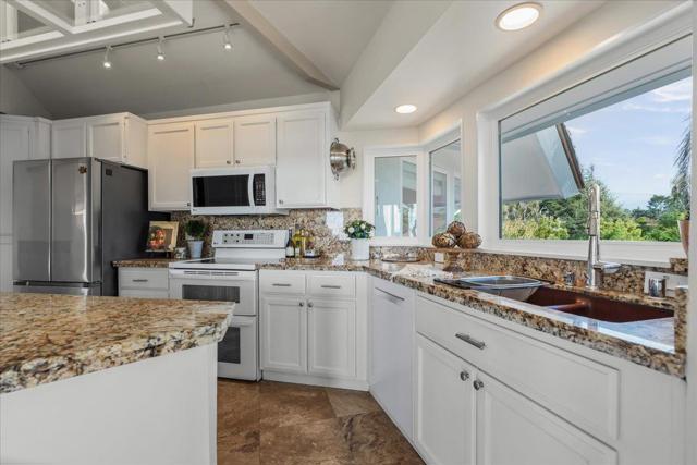 433 Seaview Drive, Aptos CA: https://media.crmls.org/mediaz/f4d880ba-bdc9-4265-aebd-c6cb27181fd8.jpg
