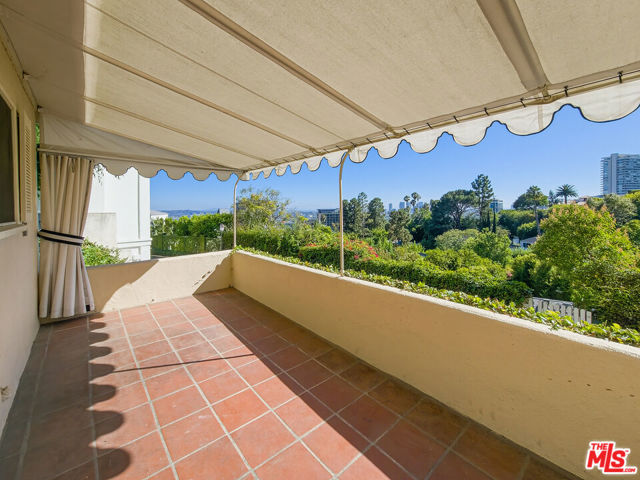 8967 St Ives Drive, Los Angeles CA: https://media.crmls.org/mediaz/f4daba80-ad9e-4018-bf1c-08b9540bf4a9.jpg