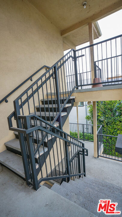 5342 Lexington Avenue, Los Angeles CA: https://media.crmls.org/mediaz/f4dad9ca-e48f-4e28-bcab-93c3095dcd1d.jpg