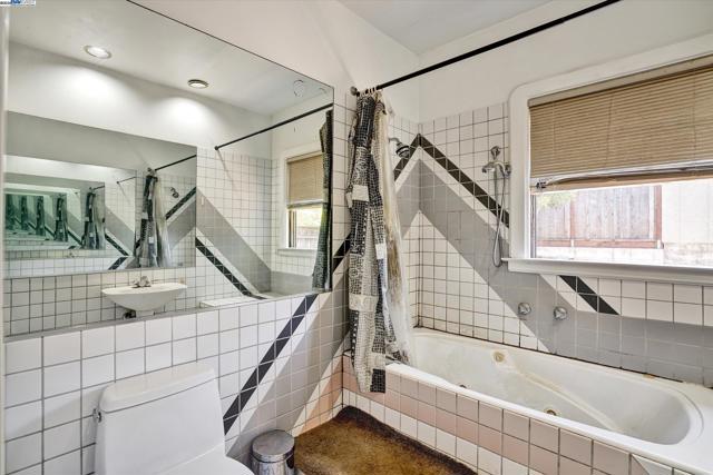 5378 Broadway, Oakland CA: https://media.crmls.org/mediaz/f4db1829-ca56-4833-ae16-feec5baa2369.jpg