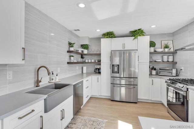 50 Montego Ct, Coronado CA: https://media.crmls.org/mediaz/f4db4703-78b4-421a-9dd6-10fd11f29acc.jpg