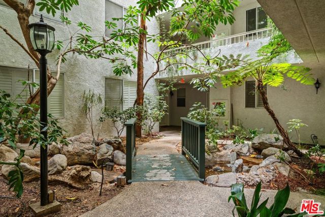 1375 Kelton Avenue, Los Angeles CA: https://media.crmls.org/mediaz/f4db70bd-3ff1-49e9-b17c-092aac459fc9.jpg