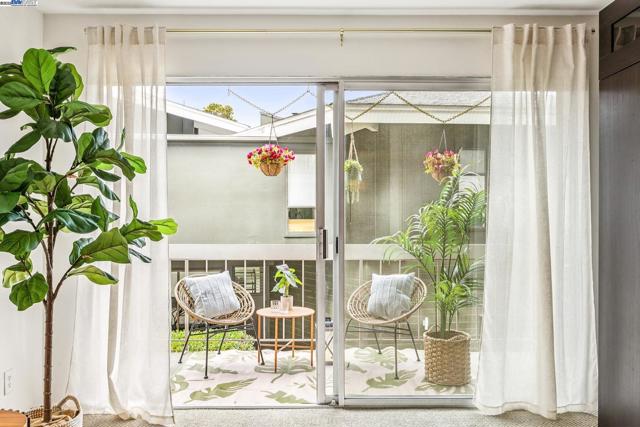 950 Shorepoint Ct, Alameda CA: https://media.crmls.org/mediaz/f4dd0828-c9d9-477f-a8dc-dc5395b245c0.jpg