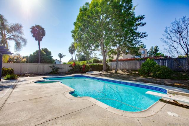 4468 Inverness Drive, Oceanside CA: https://media.crmls.org/mediaz/f4dd0c8c-f495-4046-8c48-1f587da37dd8.jpg