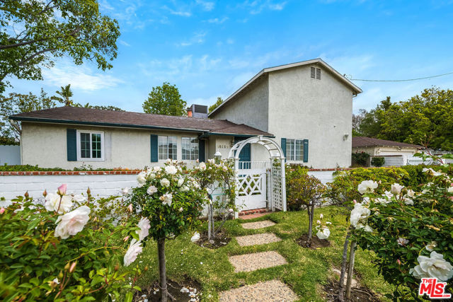 10355 Camarillo Street, Toluca Lake CA: https://media.crmls.org/mediaz/f4ddc0e5-a224-4723-a8de-cfc6c9fe479b.jpg