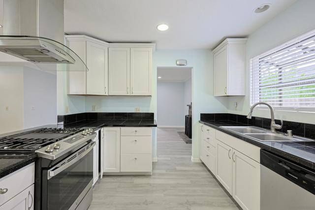 819 Daisy St, Escondido CA: https://media.crmls.org/mediaz/f4ddc54d-dabc-475b-9ab3-ec90964f1429.jpg
