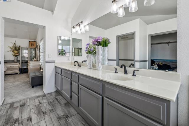 1005 Wood Thrush Ln, Tracy CA: https://media.crmls.org/mediaz/f4de8365-6e0d-496c-bab0-b37db98ba996.jpg