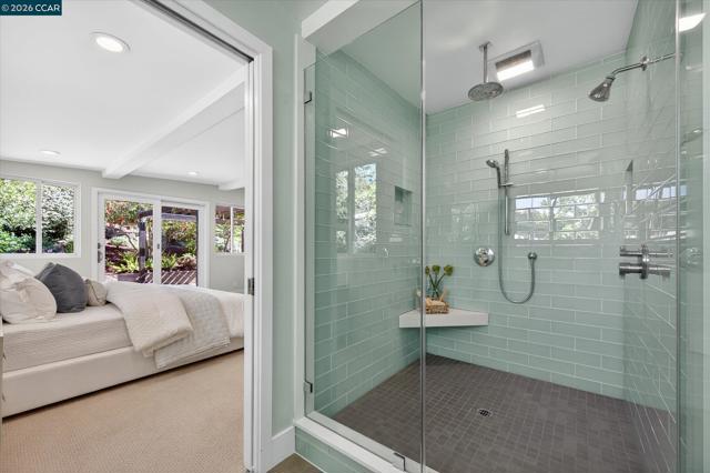 31 Ivy Dr, Orinda CA: https://media.crmls.org/mediaz/f4de8ce9-05a3-4c14-91c3-c354dd587b9b.jpg