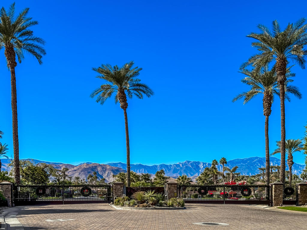 https://media.crmls.org/mediaz/f4de9b88-b0e6-4b22-a1c7-8a8af51e6683.jpg?preset=X-Large