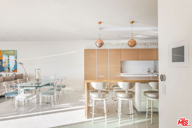 1645 Carla, Beverly Hills CA: https://media.crmls.org/mediaz/f4deb2bc-c451-4590-8839-70fe85baaa56.jpg