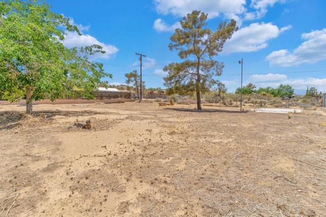 7592 Hanford Avenue, Yucca Valley CA: https://media.crmls.org/mediaz/f4decb46-0fce-4a4e-8e74-a6311f3d6673.jpg