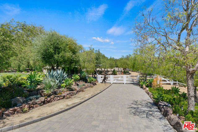 13418 Nightsky Drive, Camarillo CA: https://media.crmls.org/mediaz/f4decb47-61db-4d45-99bc-92ea0a47c893.jpg