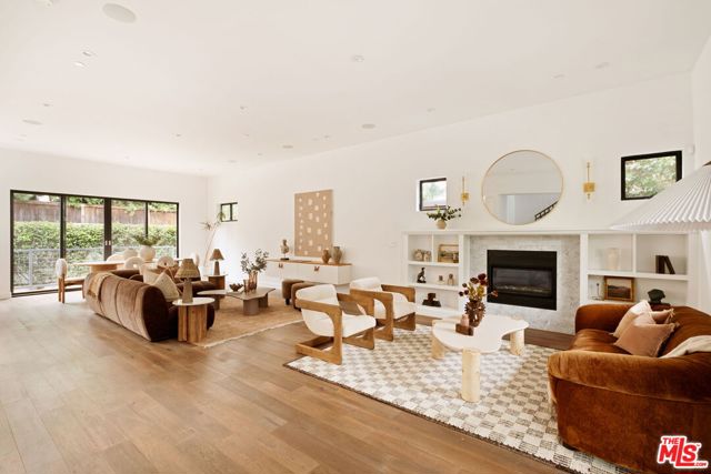 1023 Superba Avenue, Venice CA: https://media.crmls.org/mediaz/f4e04019-8ce2-4724-8707-59ad65330c19.jpg