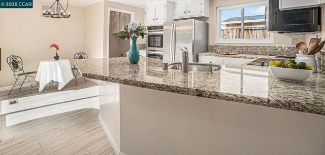 3257 Inverness Dr, Walnut Creek CA: https://media.crmls.org/mediaz/f4e16ec9-6a4d-4eee-8912-1d14e8fdb020.jpg