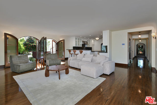 4352 Forman Avenue, Toluca Lake CA: https://media.crmls.org/mediaz/f4e1702d-a241-4682-93cb-a0213f721456.jpg