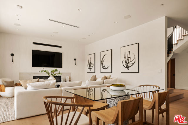 7543 Denrock Avenue, Los Angeles CA: https://media.crmls.org/mediaz/f4e1922b-d765-4d19-8559-7929bf02f45b.jpg