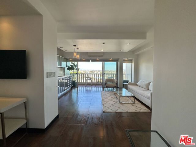 999 N Doheny Drive, West Hollywood CA: https://media.crmls.org/mediaz/f4e463d7-e3b1-409b-81f7-27d82f1a74b0.jpg