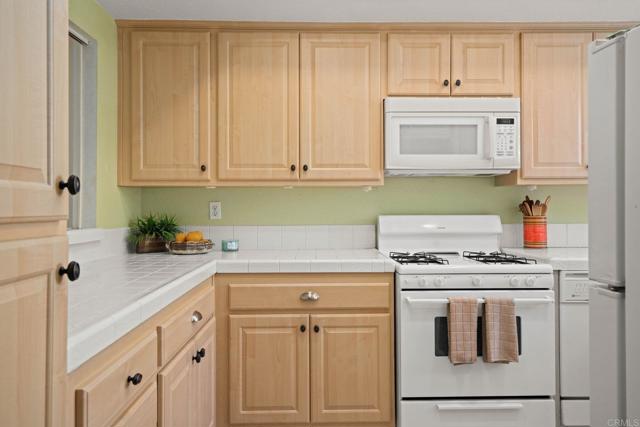 Detail Gallery Image 7 of 43 For 1015 Gleneagles Pl, Vista,  CA 92081 - 2 Beds | 2 Baths