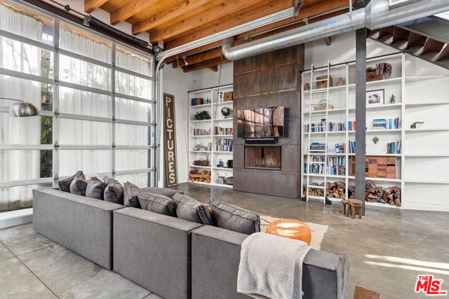 25 Brooks Avenue, Venice CA: https://media.crmls.org/mediaz/f4e52f8d-ab19-485d-9260-b1021922dcf5.jpg